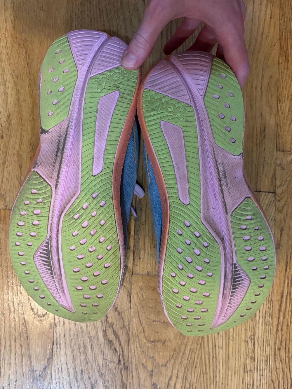 Women’s size 9 Hoka Mach 6 in rainbow - Picture 4 of 5